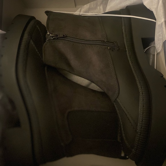 Women's Ella Chelsea Duck Boots - Universal Thread
New! - Picture 5 of 5